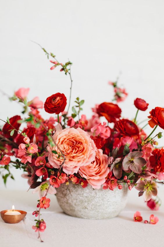Are you looking for floral table centerpiece ideas to decorate your home? Here are 35 beautiful floral centerpiece for your inspiration. #tablecenterpiece #homedecoration #homedecor #centerpieces