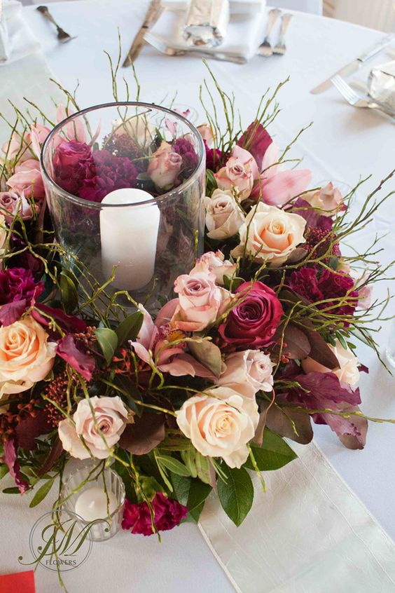 Are you looking for floral table centerpiece ideas to decorate your home? Here are 35 beautiful floral centerpiece for your inspiration. #tablecenterpiece #homedecoration #homedecor #centerpieces